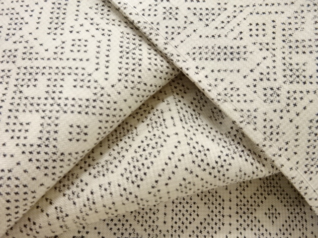  抽象模様織り出し本場白大島紬着物(5マルキ)